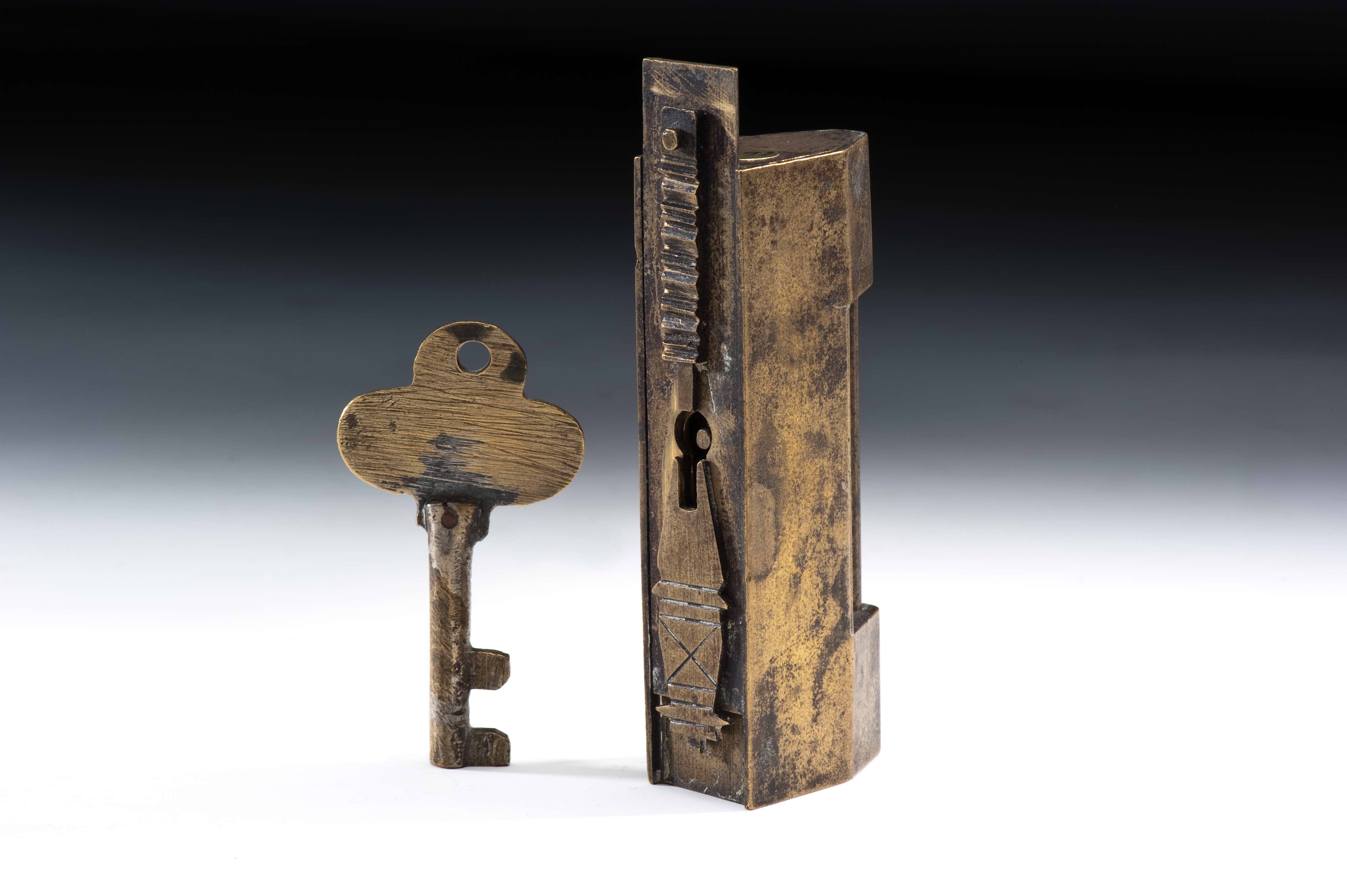 Broad lock-Hidden keyhole