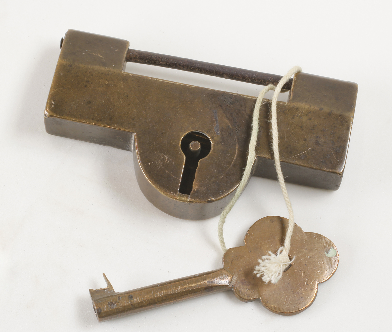 Broad lock-open keyhole